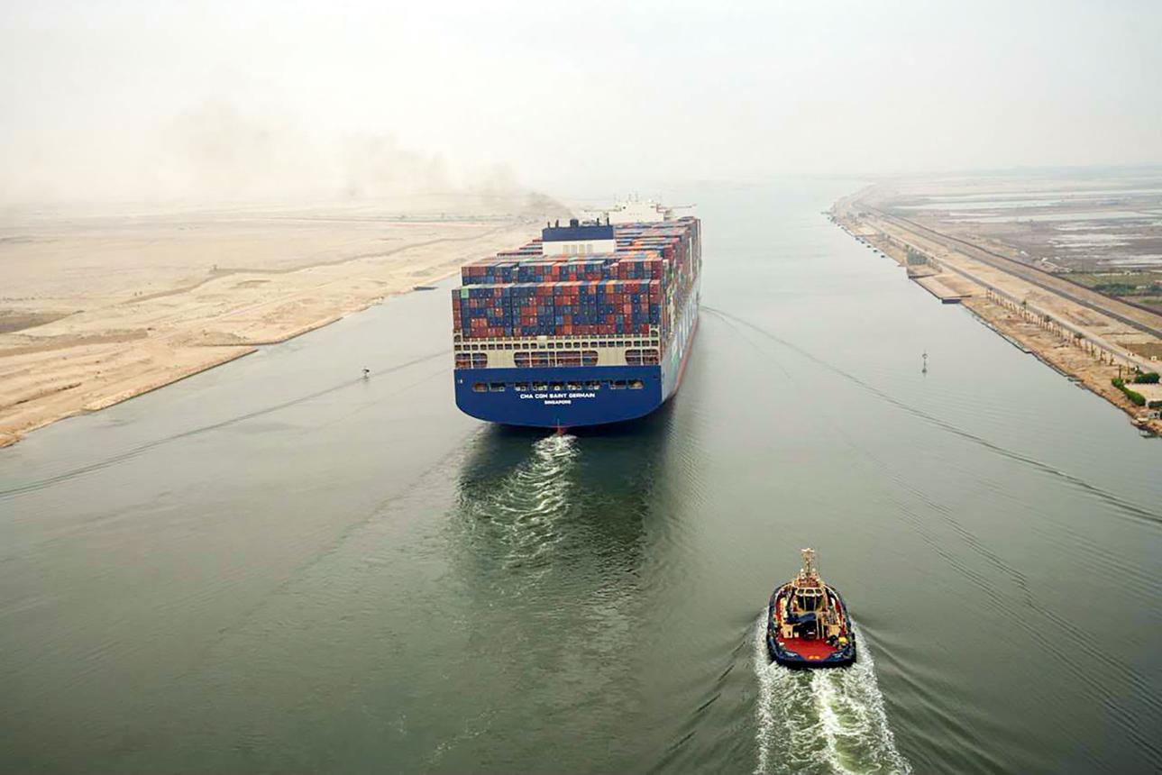 Suez Canal aerial / convoy photo