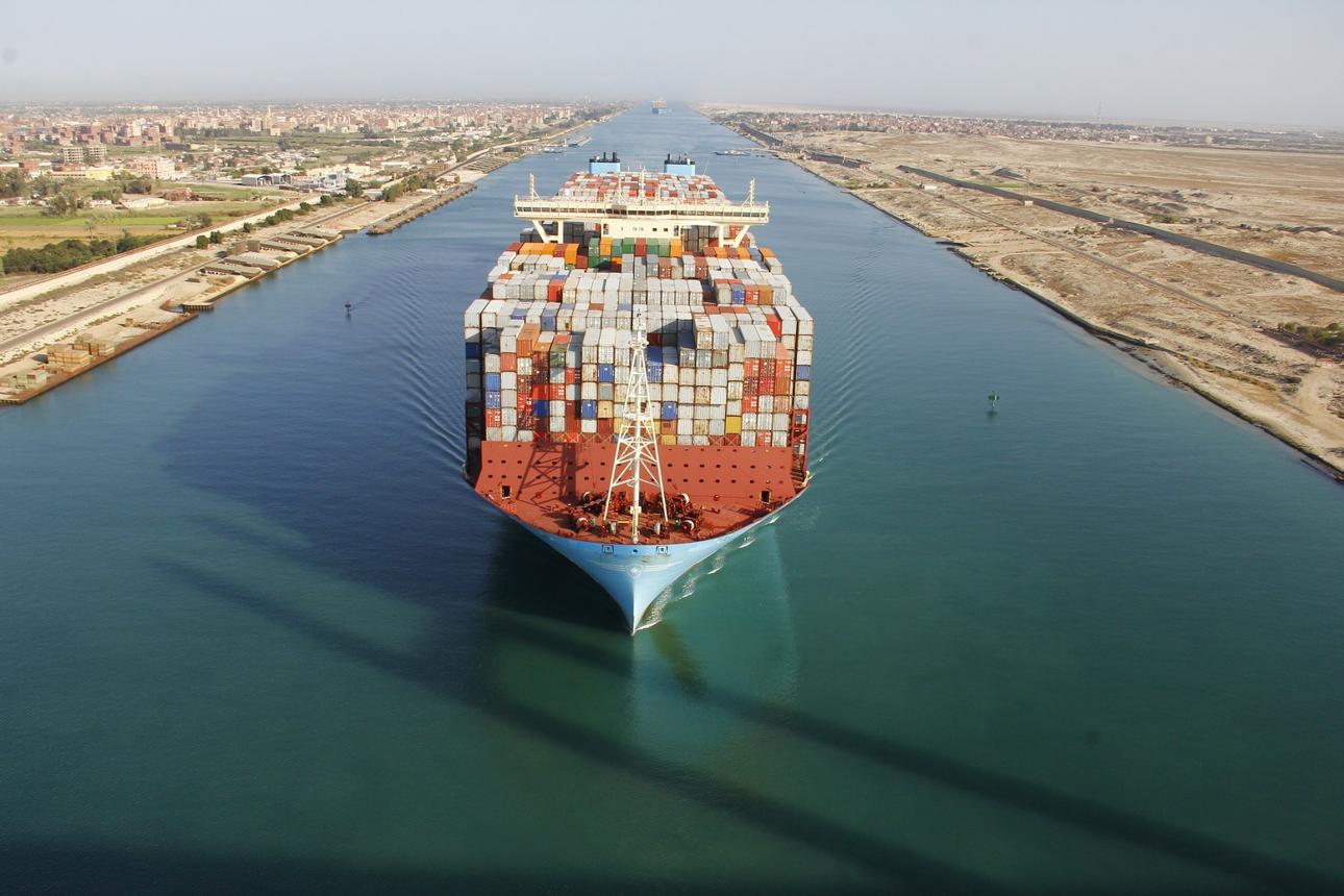 Wide photo: ship convoy in the Suez Canal